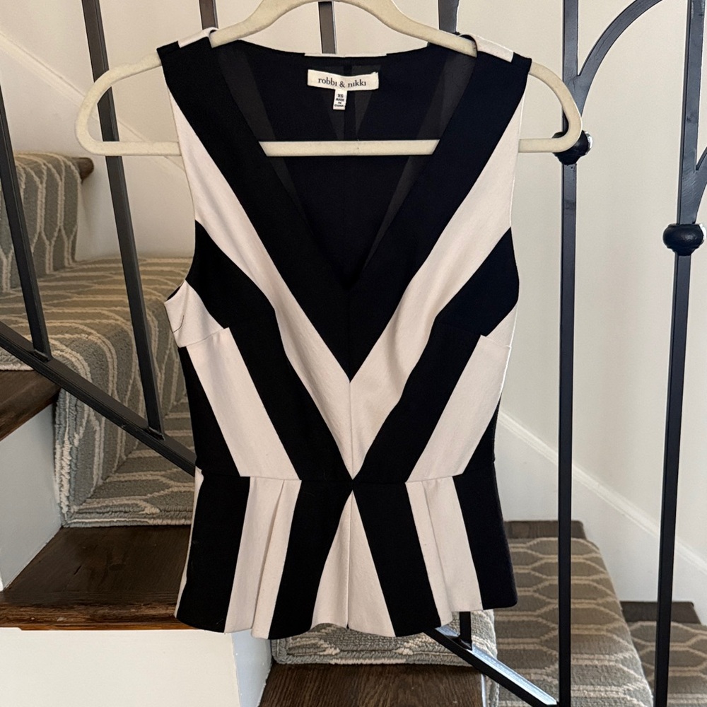 Robbi & Nikki Black Sleeveless Peplum Top